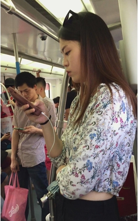 地铁上拍摄美腿美女