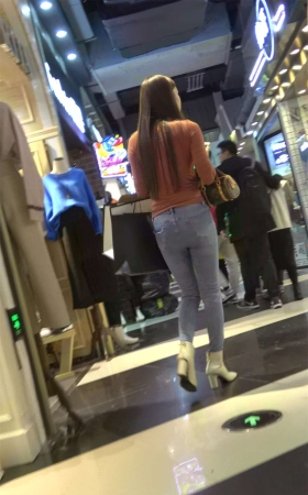 逛商场偶遇紧身蓝牛极品美臀