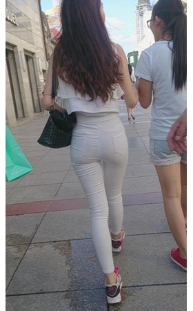 白裤紧身小蜜桃美女