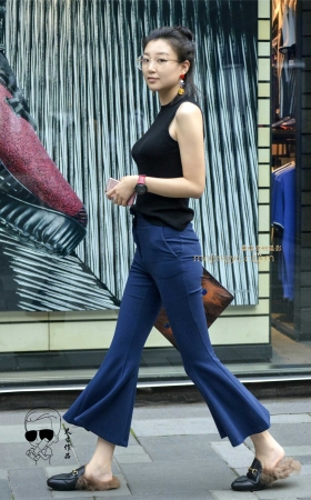 喇叭裤包裹出美妙身材 [10P]