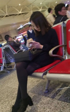 车站黑色丝袜长腿兔牙妹子
