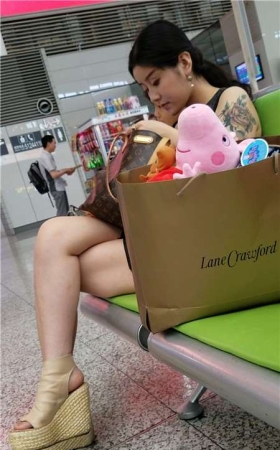 4k-黑色连衣裙坡高跟纹身街拍美腿美女