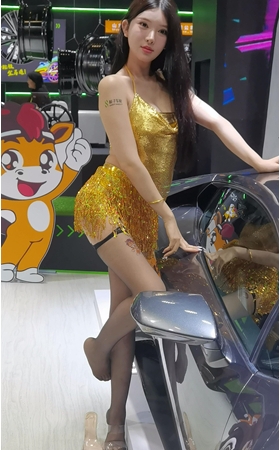 性感的吊带车模