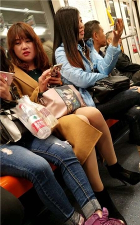 4K-地铁车厢拍摄街拍肉丝袜美腿气质小姐姐