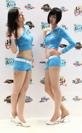 一群蓝衣紧身制服女孩 [34P]