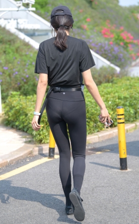 活泼开朗的高挑长腿小姐姐