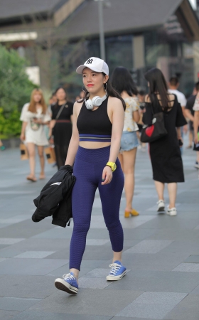 紧身丰腴妹子