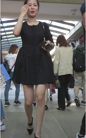 黑色连衣裙小姐姐