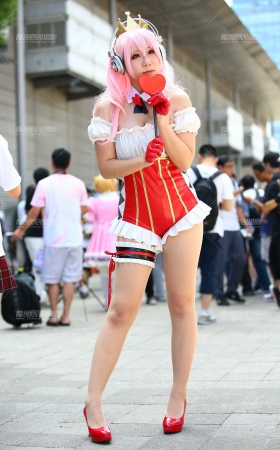 红衣丰满的coser [27P]