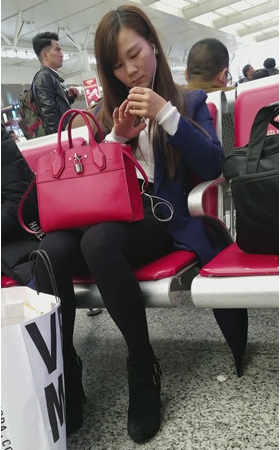 听歌的黑色丝袜妹子
