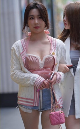 和闺蜜逛街的美女(182P)