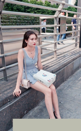 沉迷游戏的极品美腿肉丝女孩FF073