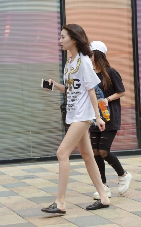 长腿热裤妹子