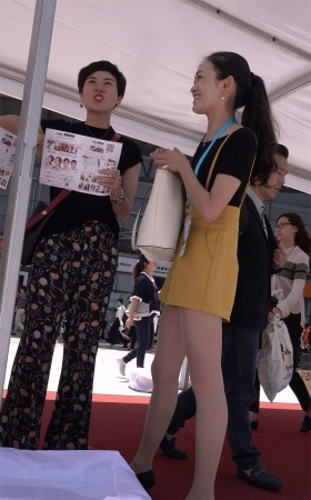 美人补妆