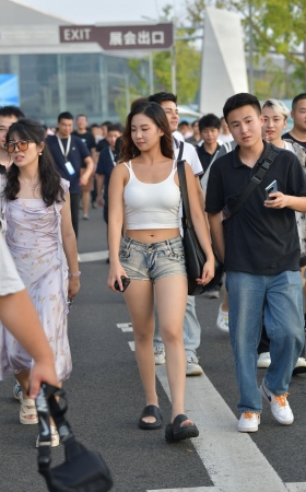 紧致热裤，超薄丝袜女孩