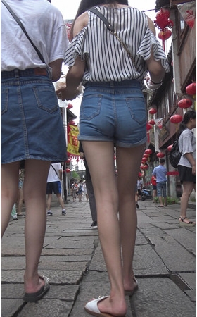 牛仔热裤女孩