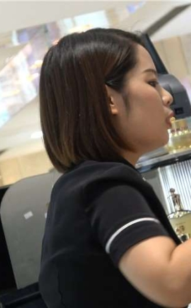 4k-制服装化妆品销售的美足历经沧桑、满是老茧