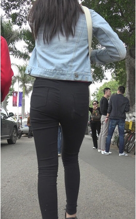 黑裤美眉
