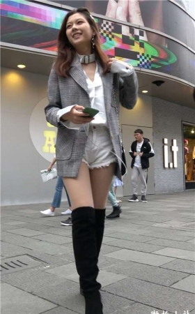 街拍令人怦然心动的魅力女孩 [1.62 GB/MP4]