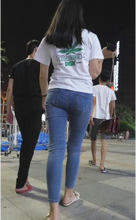 蓝色牛仔紧身裤小姐姐