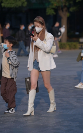 玩手机的妹子