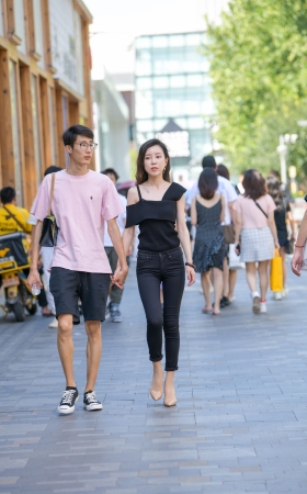 黑色牛仔裤小姐姐