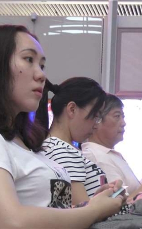 4K候车室偶遇鲜嫩玉足米黄色破高跟鞋美女一枚