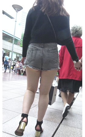 丰腴灰色热裤