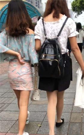 街拍短裙丝袜美腿俩姊妹花