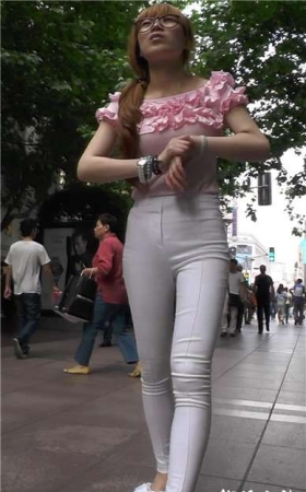 街拍白色紧身裤粉衣大美妞 [573 MB]