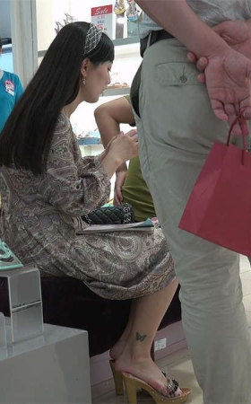高冷型妹子商场试穿金色凉高