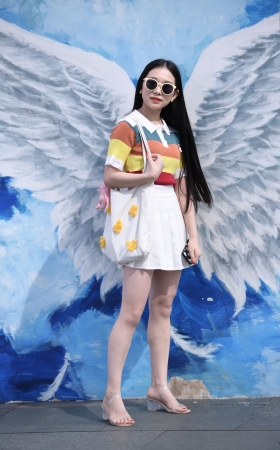 白裙子美女