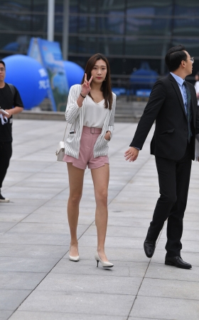 高跟大长腿小姐姐