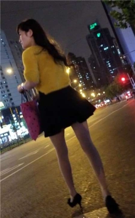4k-黄衣短裙丝袜美腿女神着急打车去哪？