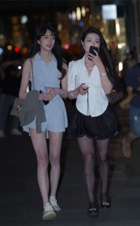 清秀连衣裙小姐姐