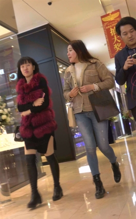 性感的紧身牛仔美女姐姐