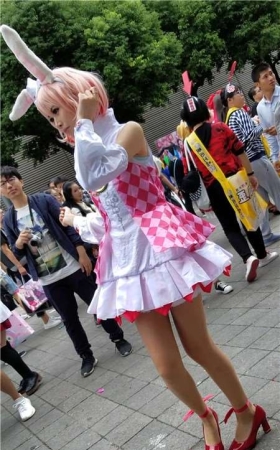 4K - 玩cosplay装扮兔女郎的二次元青春少女