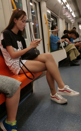 白色板鞋肉色丝袜白腿年轻美眉
