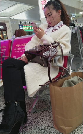 玩手机的白衣妹子