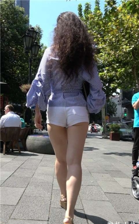 4K 鱼嘴高跟街拍美腿身材性感少妇头发旺盛 [1.55 GB]