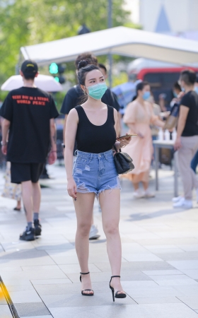 蓝色热裤，高跟小姐姐