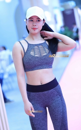 带帽的运动女孩 [11P]