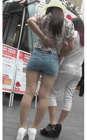 蓝色牛仔热裤肉丝美女