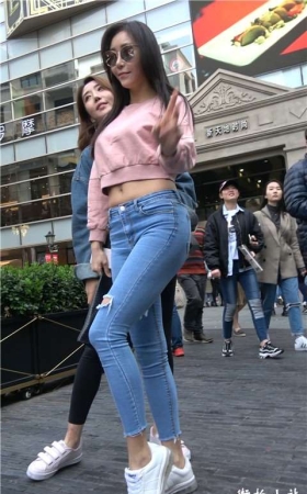 4K 超性感翘臀紧身牛仔美女姐姐 [522 MB]