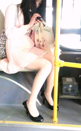 公汽上的美女