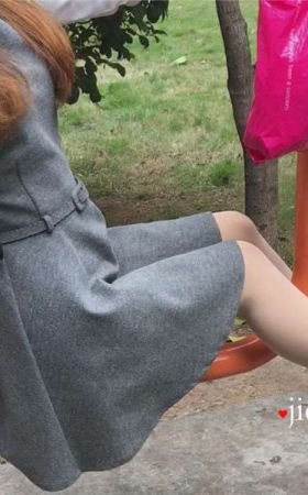 小区健身器材上打电话的丰腴美少妇