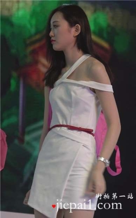 甜美白裙美腿性感美女姐姐。