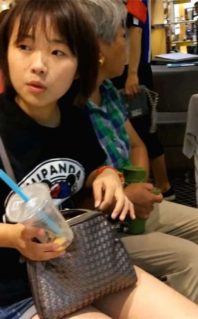 多位女神级美女齐聚鞋柜商场试鞋