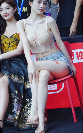 白皙长腿美模