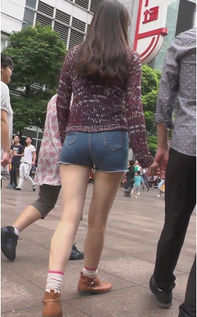 牛仔热裤小姐姐